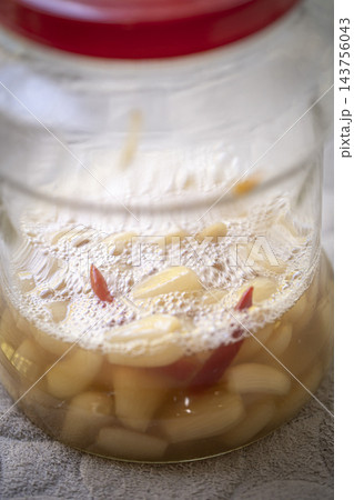 自家製のらっきょうの甘酢漬け 自家製のらっきょうの甘酢漬け 143756043