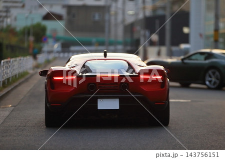 イタリア製の赤いスポーツカー 143756151