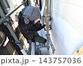 戸建住宅のリフォーム工事　塗装職人の作業風景 143757036
