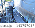 戸建住宅のリフォーム工事　塗装職人の作業風景 143757037