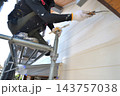 戸建住宅のリフォーム工事　塗装職人の作業風景 143757038