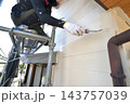戸建住宅のリフォーム工事　塗装職人の作業風景 143757039