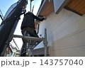 戸建住宅のリフォーム工事　塗装職人の作業風景 143757040