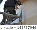 戸建住宅のリフォーム工事　塗装職人の作業風景 143757046