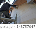 戸建住宅のリフォーム工事　塗装職人の作業風景 143757047