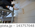 戸建住宅のリフォーム工事　塗装職人の作業風景 143757048