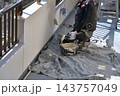 戸建住宅のリフォーム工事　塗装職人の作業風景 143757049