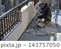 戸建住宅のリフォーム工事　塗装職人の作業風景 143757050