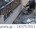 戸建住宅のリフォーム工事　塗装職人の作業風景 143757051