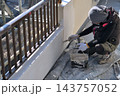 戸建住宅のリフォーム工事　塗装職人の作業風景 143757052