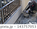 戸建住宅のリフォーム工事　塗装職人の作業風景 143757053