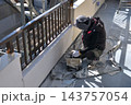 戸建住宅のリフォーム工事　塗装職人の作業風景 143757054