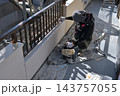 戸建住宅のリフォーム工事　塗装職人の作業風景 143757055