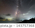 沖縄県　伊平屋島の星空　ナートゥの浜 143757368