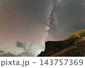 沖縄　伊平屋島 西くまや洞窟付近の星空に輝く天の川 143757369