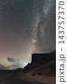 沖縄　伊平屋島 西くまや洞窟付近の天の川と星空 143757370