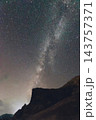 沖縄　伊平屋島 西くまや洞窟付近の天の川と星空 143757371