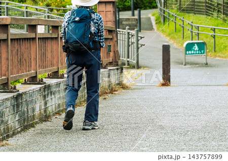 ハイキングに出かけたシニア女性 ハイキングに出かけたシニア女性 143757899