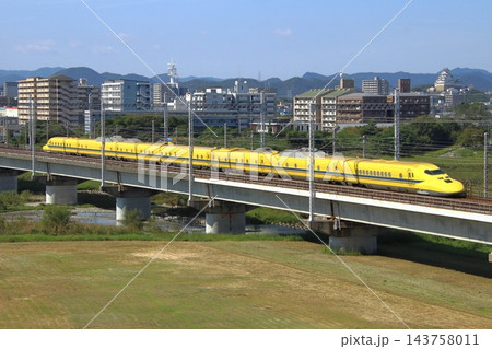 山陽新幹線を行くドクターイエロー(923形:T5編成) 山陽新幹線を行くドクターイエロー(923形:T5編成) 143758011