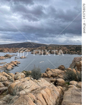 ワトソン湖とグラニットデルの岩場アリゾナの絶景 ワトソン湖とグラニットデルの岩場アリゾナの絶景 143758070