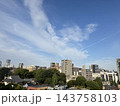 青空に白い雲が広がる名古屋市の街並み 143758103