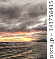 アラモアナビーチパークから望む夕暮れの海とドラマチックな雲の風景 143758415