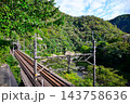 新緑の中を走るローカル線 新緑の中を走るローカル線 143758636