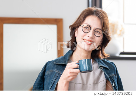 コーヒーを飲むミドル女性 コーヒーを飲むミドル女性 143759203