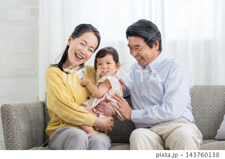 孫をあやすシニア夫婦 143760138