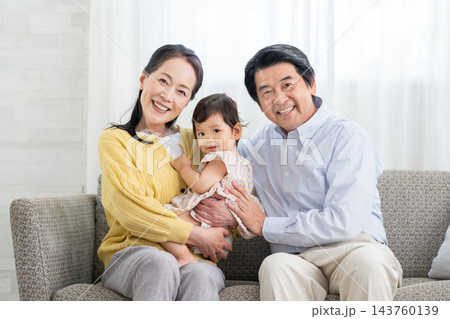 孫をあやすシニア夫婦 孫をあやすシニア夫婦 143760139