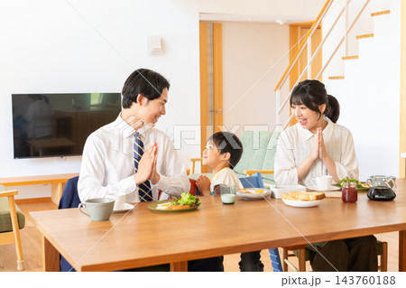 朝食を前に笑顔で手を合わせる3人家族 朝食を前に笑顔で手を合わせる3人家族 143760188