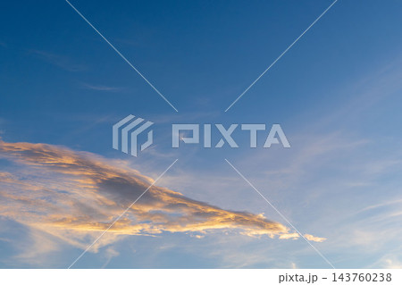 夏の夜明けの空のグラデーションと美しく輝く雲46 143760238