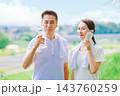 運動中に水分補給するシニア夫婦 143760259
