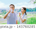 運動中に水分補給するシニア夫婦 143760285