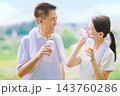 運動中に水分補給するシニア夫婦 143760286