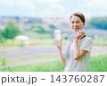 水分補給するシニア女性 143760287