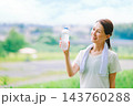 水分補給するシニア女性 143760288