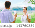 水分補給するシニア夫婦 143760289