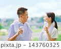運動中に水分補給するシニア夫婦 143760325