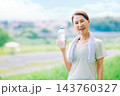 水分補給するシニア女性 143760327