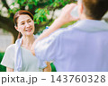 運動中に水分補給するシニア夫婦 143760328