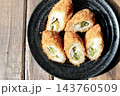 アスパラとチーズの肉巻きフライ　揚げ物のおかず 143760509
