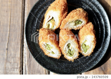 アスパラとチーズの肉巻きフライ 揚げ物のおかず アスパラとチーズの肉巻きフライ 揚げ物のおかず 143760509
