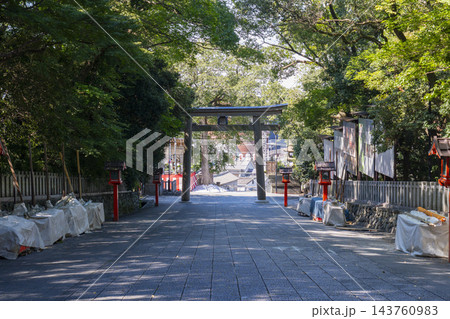 枚岡神社　広い参道　二の鳥居（大阪府東大阪市） 143760983