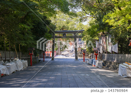 枚岡神社 広い参道 二の鳥居(大阪府東大阪市) 枚岡神社 広い参道 二の鳥居(大阪府東大阪市) 143760984