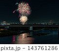 多摩川河川敷にあがった花火 多摩川河川敷にあがった花火 143761286