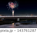 多摩川河川敷にあがった花火 多摩川河川敷にあがった花火 143761287