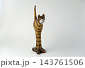 東マレーシア、クチンの木彫り猫の置物 143761506