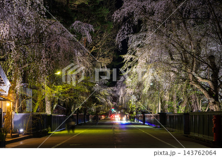 春の秋田県仙北市 日本さくら名所100選 角館武家屋敷通り 夜桜ライトアップ 春の秋田県仙北市 日本さくら名所100選 角館武家屋敷通り 夜桜ライトアップ 143762064