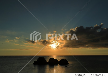 沖縄アラハビーチの雲から姿を現した太陽の眺め 沖縄アラハビーチの雲から姿を現した太陽の眺め 143762419